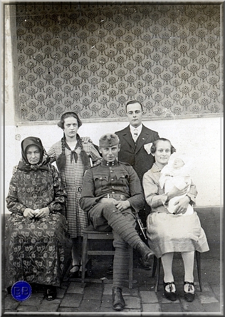 foto (43).jpg - A Gonda család:Góg Ferencné (Beleznai Teréz), Góg Mária, Góg Ferenc, Góg Rozália (Gondáné), középen Gonda Ferenc.